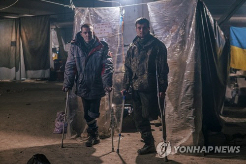 마리우폴 아조우스탈 제철소에서 러시아군에 포위된 채 80여일간 항전하는 과정에서 다리를 잃은 우크라이나군 병사들의 모습. [EPA=연합뉴스]